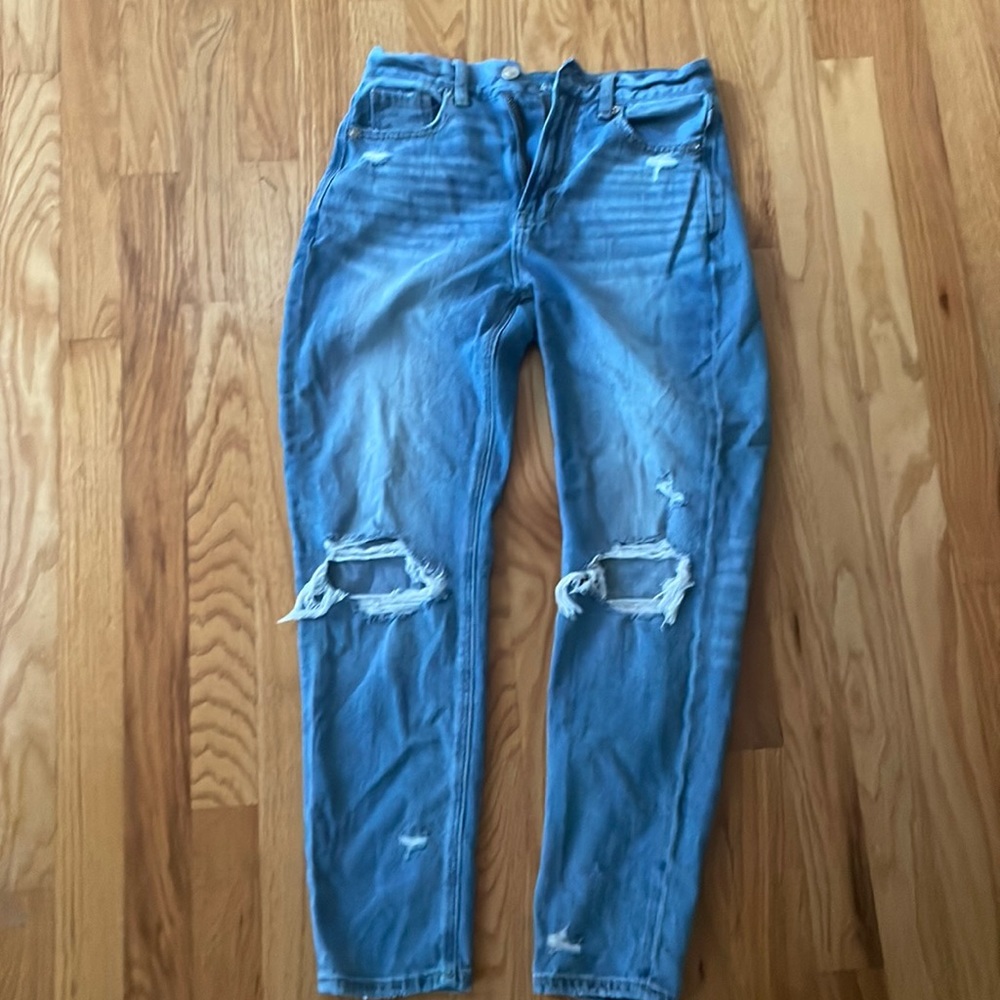 American Eagle destructed mom jeans. 00 short